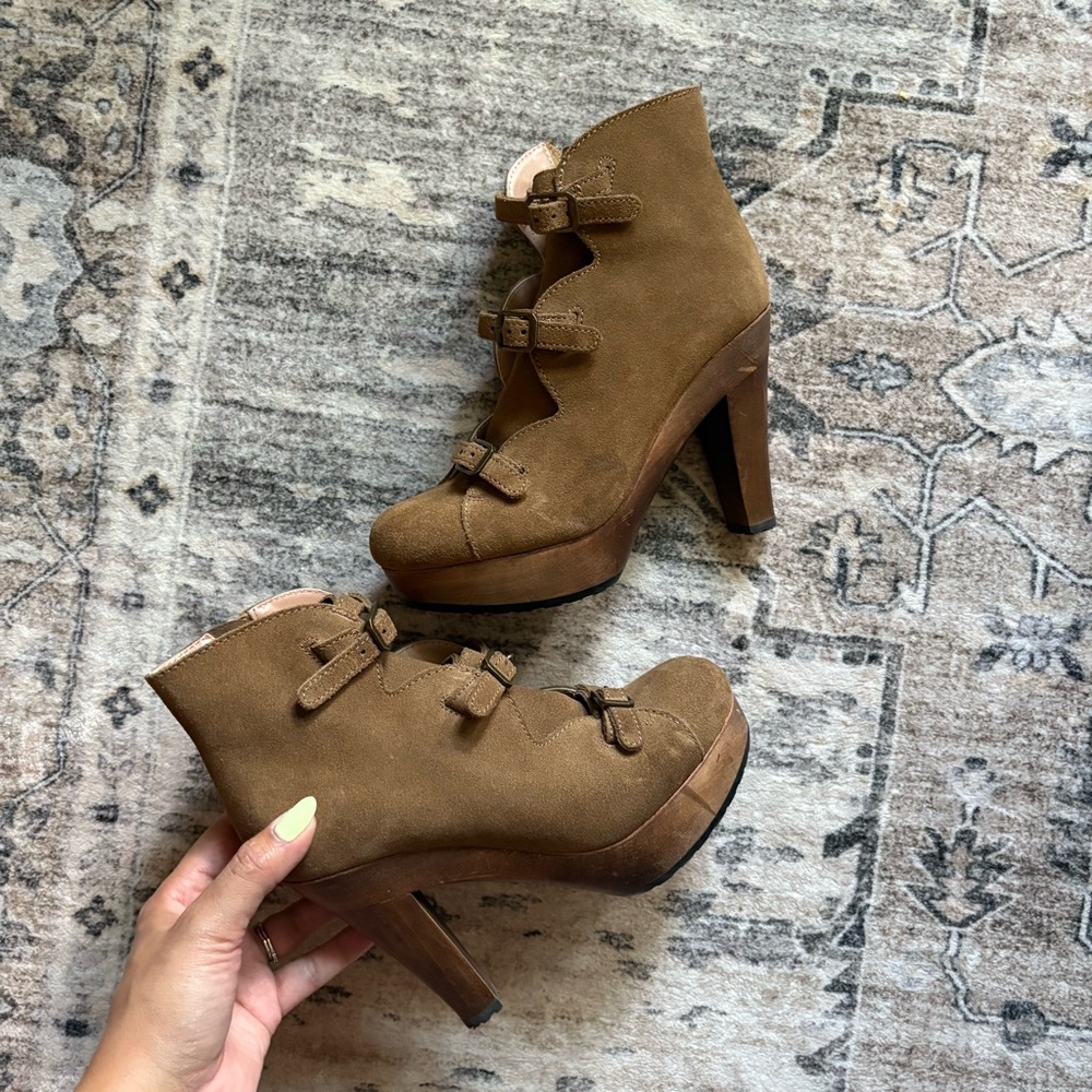 Chloe Solfo buckle wood platform boots in suede size 6